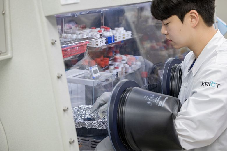 이도형 학생연구원이 전구체 용액을 기판에 떨어트리고 회전시켜 얇게 코팅시키고 있다.[한국화학연구원 제공]