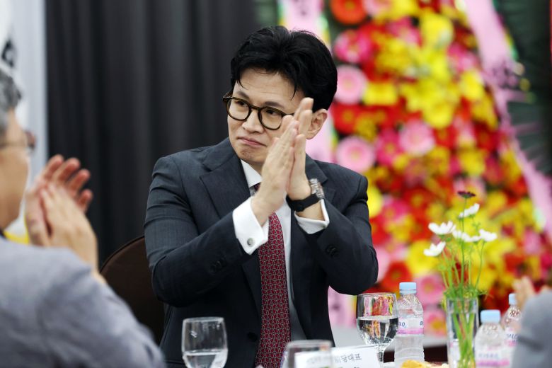 한동훈 전 국민의힘 대표가 지난달 11일 광주 서구 홀리데이인 광주호텔에서 열린 김화진 전남도당위원장 취임식에서 당원들에게 인사하고 있다. [연합]