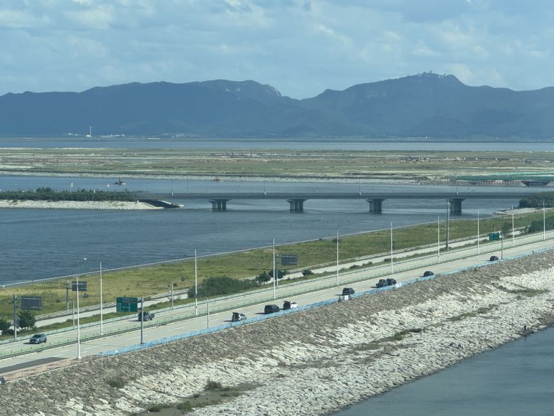 전북 김제시 한국농어촌공사 새만금33센터에서 내려다본 새만금 일대. 새만금 수변도시 부지 모습도 함께 보인다. 신혜원 기자