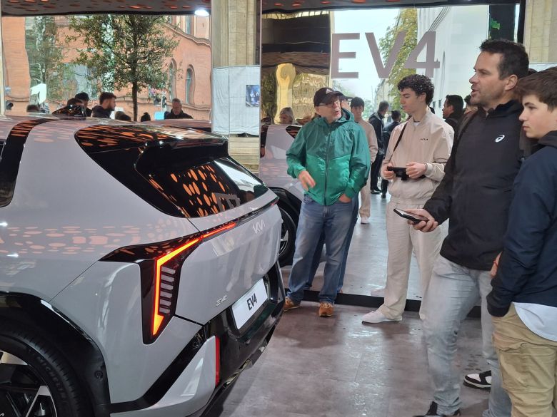 기아 EV4 후미를 독일 현지 관람객들이 확인하고 있다. [뮌헨=김성우 기자]