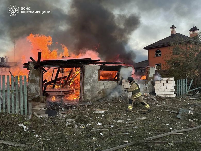 지난 10일 러시아의 침공으로 우크라이나 민간 건물에 화재가 발생하고 있다. [EPA]