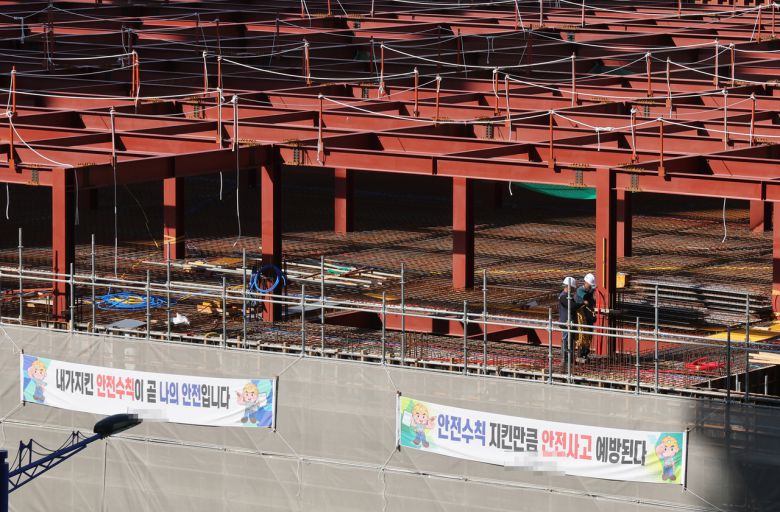 서울의 한 아파트 건설 현장의 모습. [연합]