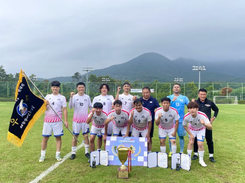 이스타항공 제우스 FC 축구단이 14일 기장군월드컵빌리지에서 대회 우승 기념 촬영을 하고 있다. [이스타항공 제공]