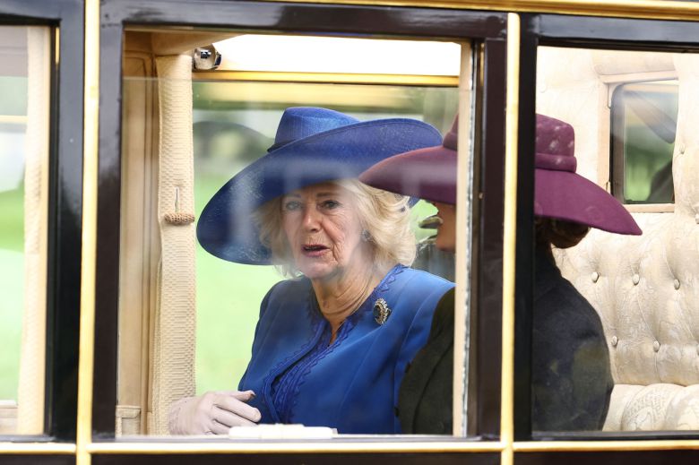 17일(현지시간) 커밀라 왕비와 멜라니아 여사가 ‘스코틀랜드 국가 마차’에 함께 올라 대화를 나누고 있다.  [AFP]