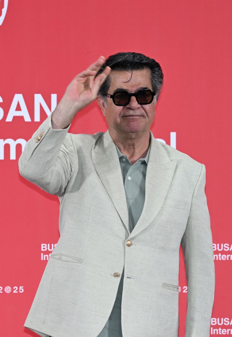 제30회 부산국제영화제 올해의 아시아영화인상 수상자인 자파르 파나히 감독이 18일 부산 해운대구 영화의전당에서 열린 기자회견에 참석하고 있다. 윤병찬 기자