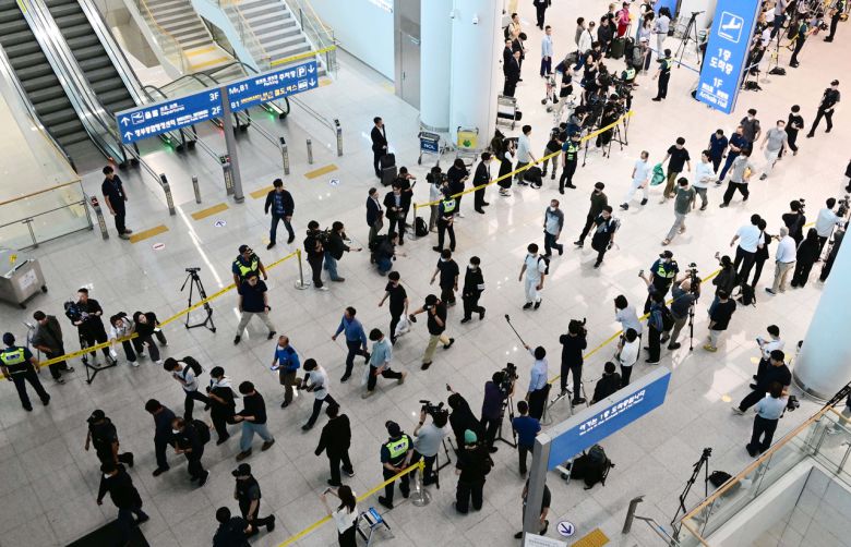 미국 이민당국에 의해 조지아주에 구금됐던 한국인 근로자들이 지난 12일 인천국제공항 제2여객터미널 입국장을 나서고 있다. [연합]