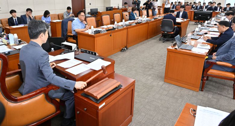 18일 서울 여의도 국회에서 정부조직법 일부개정안 등을 안건으로 열린 행정안전위원회 법안심사제1소위원회에서 윤건영 위원장이 회의를 주재하고 있다. 임세준 기자