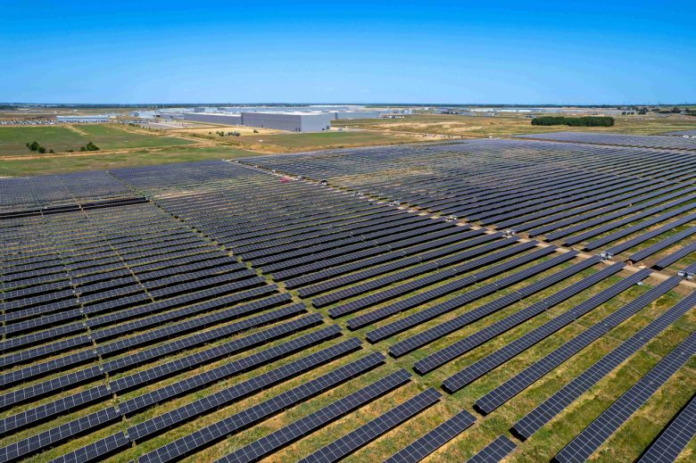 데브레첸공장의 태양광 발전단지. 태양광 패널 아래로 야생화와 풀들이 보인다. [BMW그룹 제공]