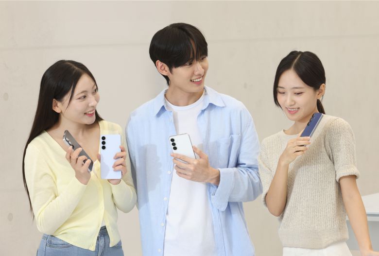 삼성전자 모델이 19일 국내 출시하는 ‘갤럭시 S25 FE’를 소개하는 모습 . [삼성전자 제공]