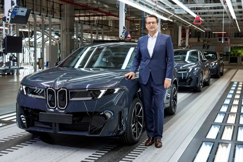밀란 네델코비치 BMW AG 이사회 생산담당이 BMW 뉴 iX3 앞에서 포즈를 취하고 있다. [BMW그룹 제공]