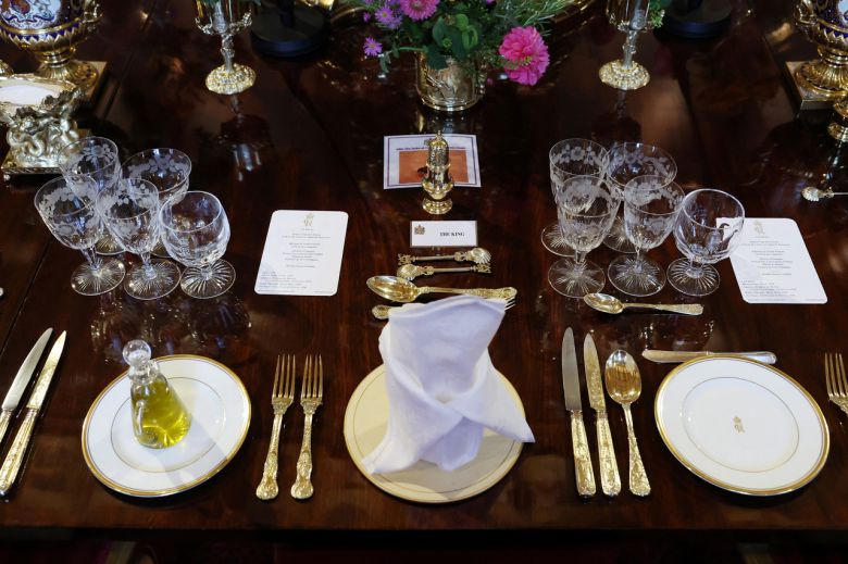 17일(현지시간) 윈저성 세인트 조르주 홀에서 열린 국빈만찬의 찰스 3세 영국 국왕의 식탁 세팅 모습. [로이터]