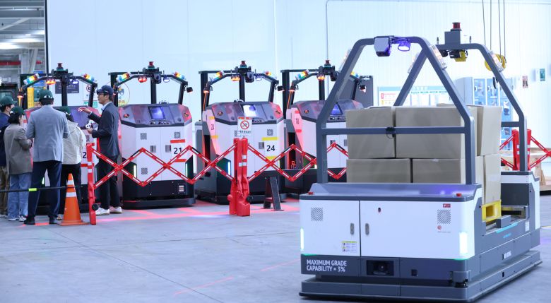 데브레첸 공장의 물류 배송 로봇들 [BMW그룹 제공]