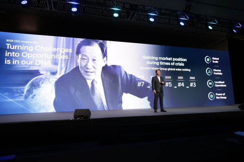 호세 무뇨스 현대자동차 대표이사(CEO) 사장이 ‘2025 현대차 CEO 인베스터 데이’에서 발표하고 있다. [현대차 제공]
