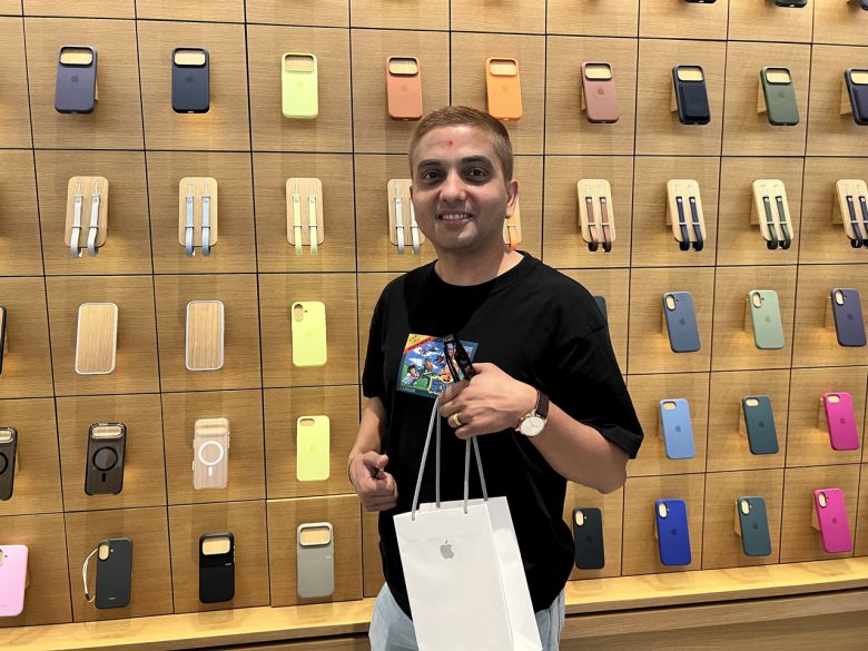 19일 애플 명동에서 아이폰17 프로 맥스를 구입한 네팔에서 온 카날 슈실(Khanal Shushil) 씨. [박혜림 기자/rim@]