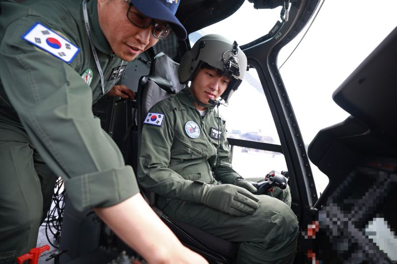 육군은 20일 충남 계룡시 ‘2025 지상군페스티벌’ 행사장에서 수리온 국민 조종사 임명식을 진행했다. 이번 행사는 수리온 조종사 체험비행을 통해 국민들이 육군의 강인한 힘을 온전히 느낄 수 있게 하기 위해 마련됐다. 국민 조종사로 임명된 김영호 씨가 수리온 조종 교육을 받고 있다. [육군 제공]