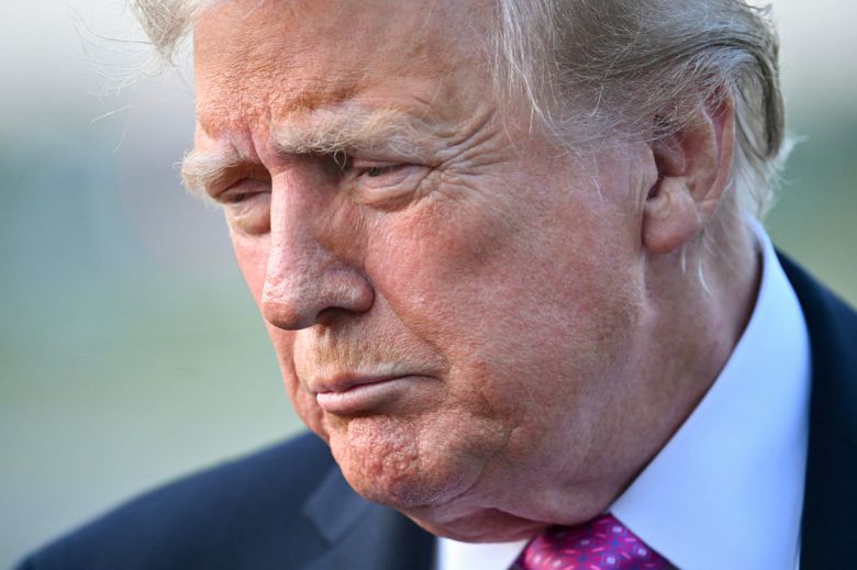 도널드 트럼프 미국 대통령이 14일(현지시간) 뉴저지주 모리스타운 시립공항에서 에어포스원에 탑승하기 전 언론과 대화하고 있다. [AFP]