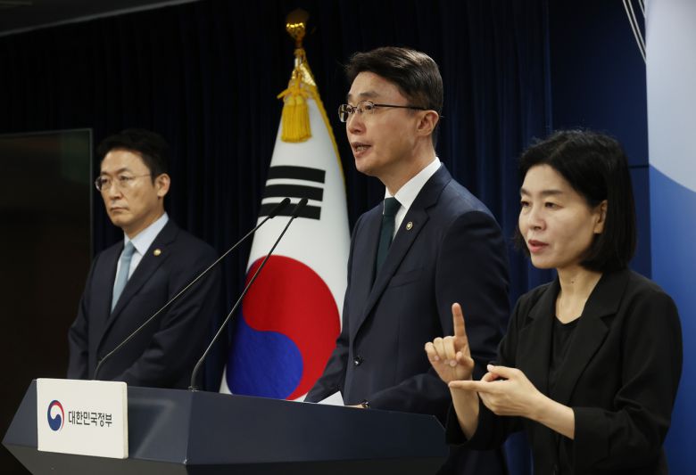 19일 서울 종로구 정부서울청사에서 열린 해킹 대응을 위한 과기정통부-금융위 합동 브리핑에서 류제명 과학기술정보통신부 제2차관이 발표를 하고 있다. 왼쪽은 권대영 금융위원회 부위원장. [연합]