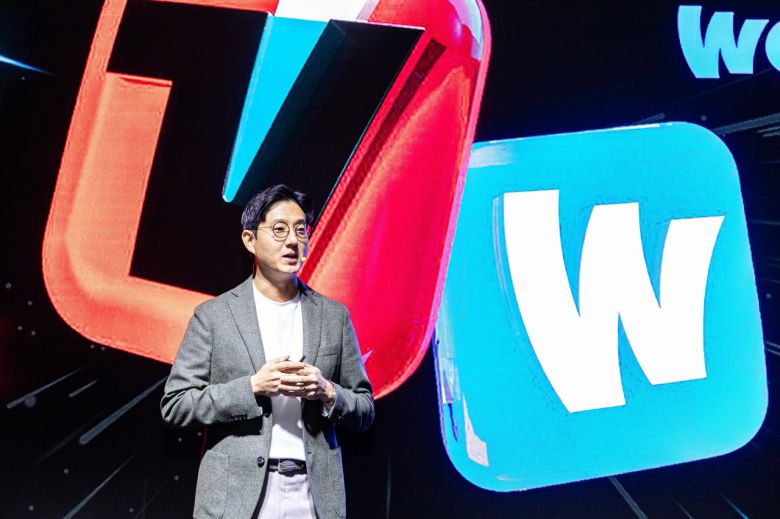 조성현 티빙 최고사업책임자(CBO)가 19일 서울 압구정 쿤스트할레에서 열린 ‘TVING x Wavve 통합 미디어데이’에서 통합 광고 플랫폼 출범을 알리고 있다. [티빙 제공]