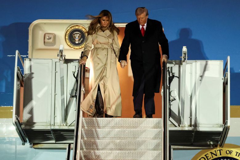 도널드 트럼프(오른쪽) 미국 대통령과 멜라니아 트럼프 여사가 영국 런던 스탠스테드 공항에 도착해 에어포스원에서 내리고 있다. [로이터]