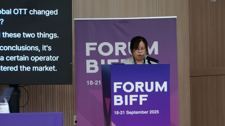 20일 오전 부산 해운대구 영상산업센터에서 진행된 제30회 부산국제영화제 포럼 비프 두번째 세션 ‘OTT는 아시아영화 산업을 살리는가, 삼키는가’에서 박진희 영화연구자가 발제를 하고 있다. [부산국제영화제 제공]