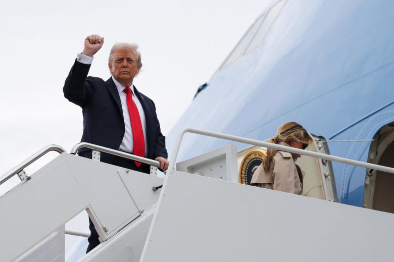 도널드 트럼프 미국 대통령이 16일(현지시간) 메릴랜드주 합동 기지 앤드루스에서 영국으로 향하는 에어포스원에 탑승하고 있다. [AFP]