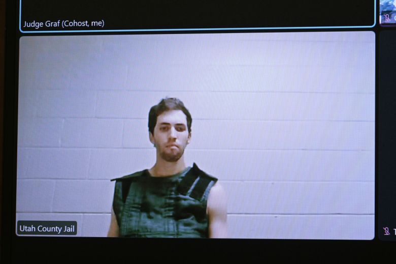 미국 유타주 프로보의 제4사법지방법원에서 찰리 커크 암살 사건 용의자 타일러 로빈슨이 사진을 촬영하고 있다. [EPA]