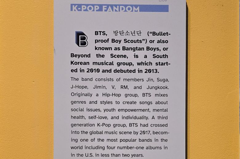 매우 빠르게 글로벌팬덤을 형성한 BTS 이야기가 시애틀 MOPOP에 걸려 있다.