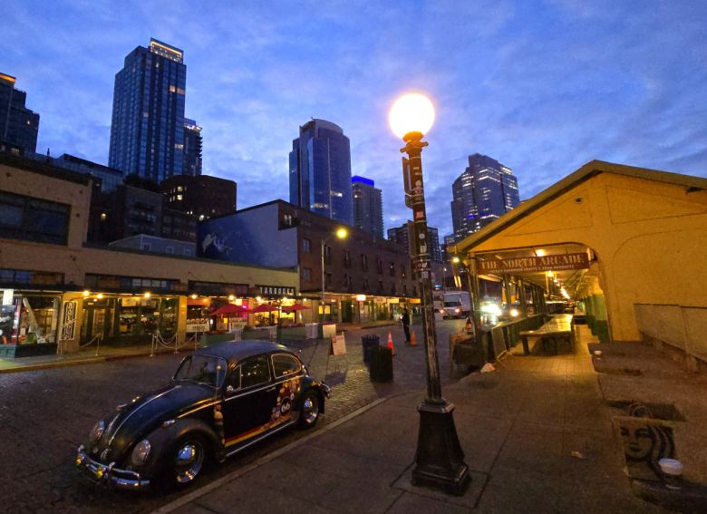 시애틀 새벽6시 스타벅스 세계1호점 오픈직후 파이크 마켓거리 풍경