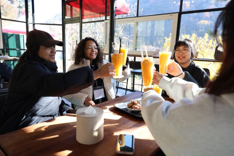 K-푸드의 새 분야, 로컬 특산물 디저트 글로벌 동반자 건배 모습