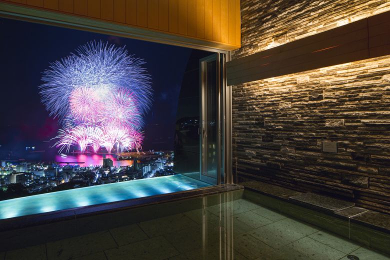 일본 아타미 객실에서 구경하는 불꽃놀이