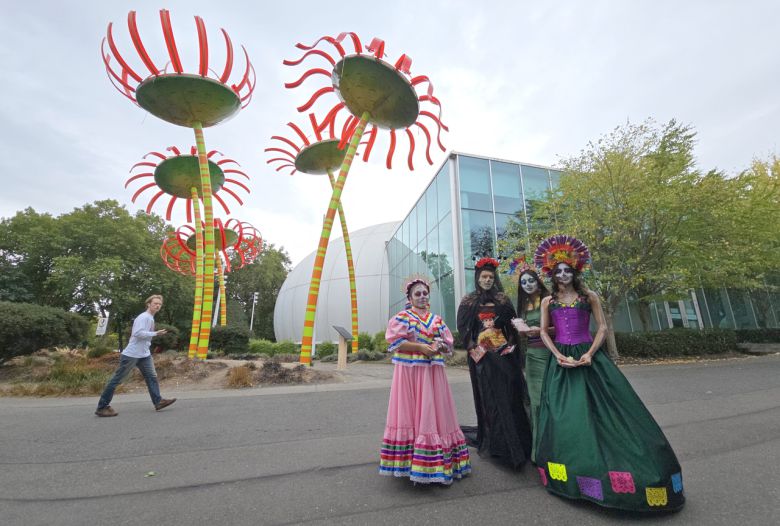 공연을 앞두고 세몰이를 하는 시애틀 연극배우들