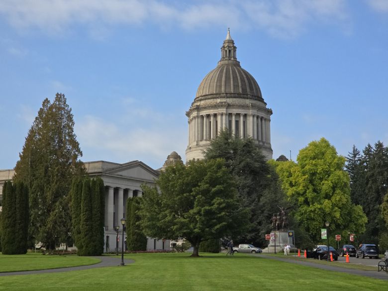 미국 워싱턴주의 주도 올림피아 시청사의 푸른 광장은 시민 놀이터이다.