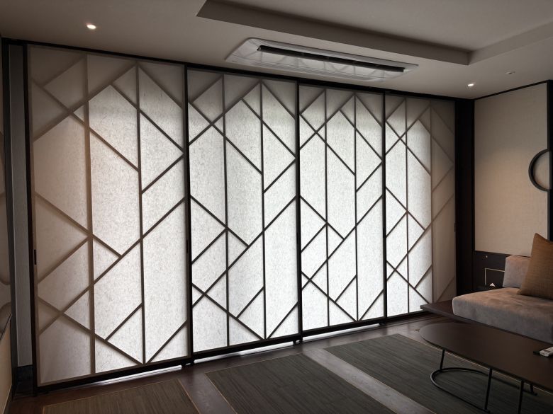 소노캄 경주 프리미어 스위트 객실 창호 모습. 전통 한지 느낌으로 완성됐다. 강승연 기자