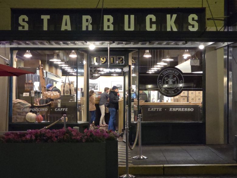 파이크 플레이스 마켓은 생선 던지기 세리머니로 시작된다.