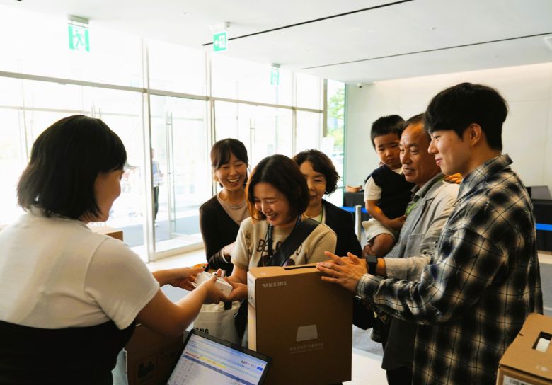 20일 삼성바이오로직스는 임직원 가족초청행사 참가자들에게 삼성 인덕션과 헬스케어 밴드 삼성Fit을 선물로 제공했다. 인천=최은지 기자.