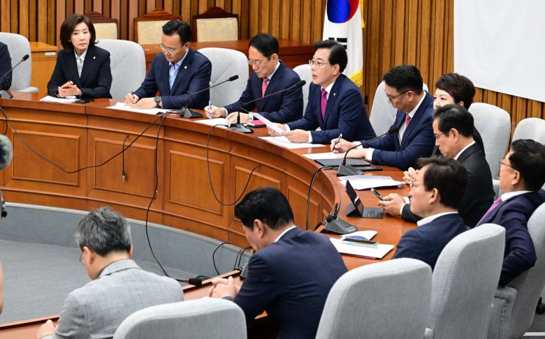 송언석 국민의힘 원내대표가 23일 오전 서울 여의도 국회에서 열린 원내대책회의에 참석해 모두발언하고 있다. 이상섭 기자