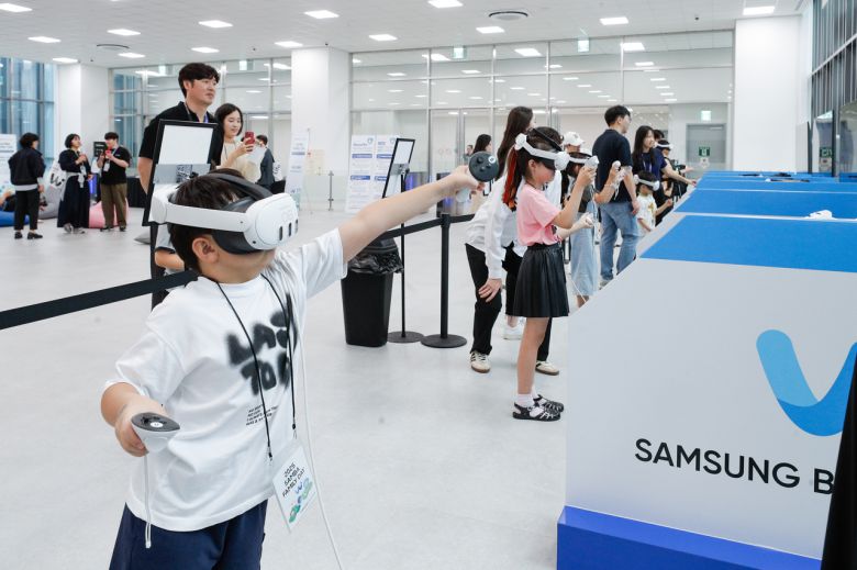 20일 삼성바이오로직스 임직원 가족초청행사에서 임직원 자녀들이 생산시설을 경험할 수 있는 VR체험을 하고 있다. 인천=최은지 기자.