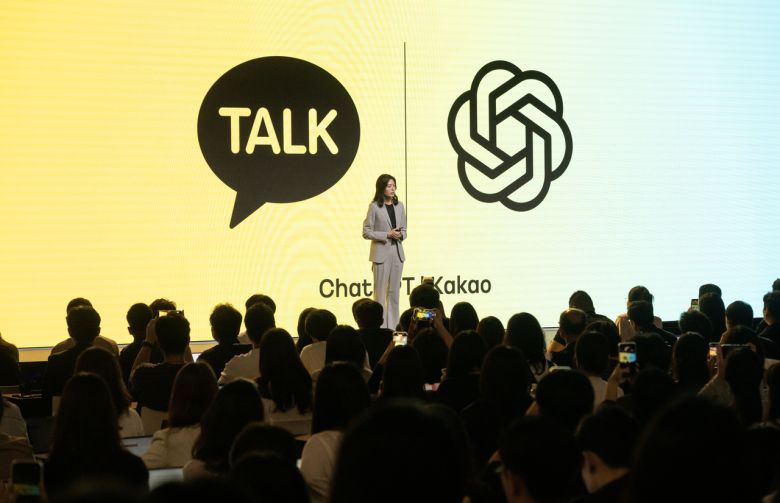 정신아 카카오 대표이사가 23일 오전 경기도 용인시 카카오 AI 캠퍼스에서 열린 카카오 연례 컨퍼런스 ‘if(kakao)25’에 참석해 발표를 하고 있다. 카카오는 이날 컨퍼런스를 통해 전면적인 AI 기반 플랫폼 전환 전략을 공개할 예정이며, AI를 일상 속에서 자연스럽게 활용할 수 있는 ‘모두의 AI’ 구현 비전을 제시할 예정이다. 용인=임세준 기자