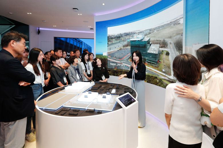 인천 송도국제도시에서 열린 ‘2025 삼성바이오로직스 가족초청행사’에 참석한 임직원과 가족들이 홍보관 투어를 통해 회사 소개를 듣고 있다. [삼성바이오로직스 제공]