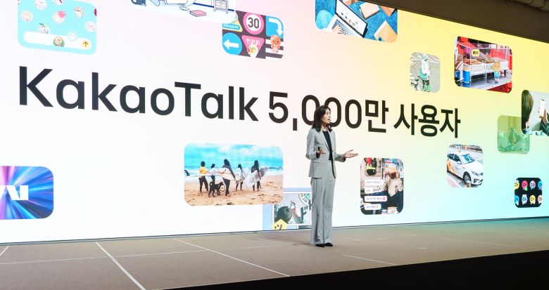 23일 경기도 용인시 카카오AI캠퍼스에서 ‘이프 카카오(if(kakao)25)’ 콘퍼런스를 열고 카카오톡의 대규모 업데이트를 공개한 정신아 카카오 대표. [카카오 제공]