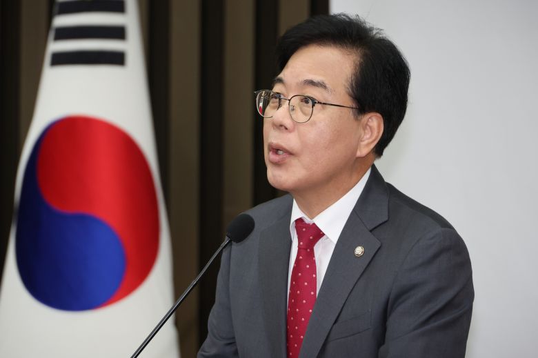 송언석 국민의힘 원내대표가 24일 국회에서 열린 긴급 의원총회에서 발언하고 있다. [연합]