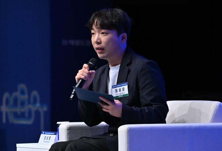 최성운(왼쪽부터) 스튜디오 언볼트 프로듀서, 송길영 작가, 이지영 울산과학기술원 인공지능대학원 특임교수가 24일 서울 중구 신라호텔 다이너스티홀에서 열린 헤럴드 기업포럼 2025스페셜 세션에서 ‘AI와 미래의 삶’을 주제로 대담을 나누고 있다. 임세준 기자