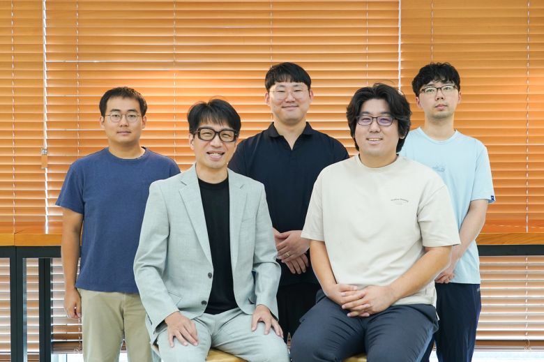 이번 연구를 수행한 GIST-KAIST 공동 연구진. 송영민(앞줄 왼쪽부터) KAIST 전기 및 전자공학부 교수, GIST 전기전자컴퓨터공학과 정현호 교수, 김주환(뒷줄 좌측부터)·김현민·이주형 연구원.[GIST 제공]