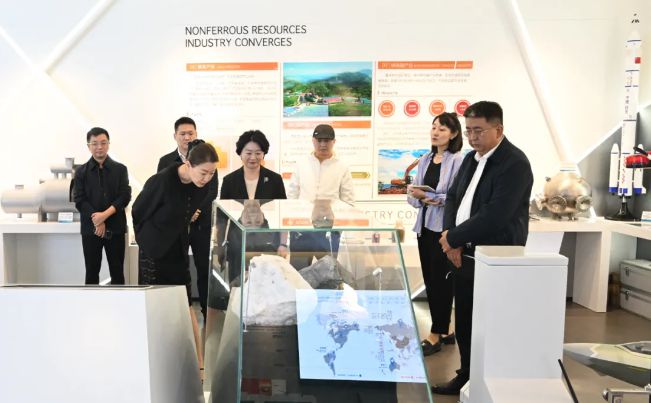 박림 중용국제그룹 회장이 지난 22일 중국 산시성 산시유색금속그룹 전시관을 둘러보고 있다. [사진=산시유색금속그룹 제공]