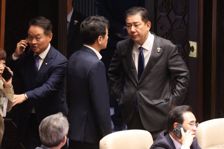 더불어민주당 김병기 원내대표와 문진석·허영 원내수석부대표가 25일 서울 여의도 국회 본회의장에서 정부조직개편안 처리를 위한 본회의 개의를 앞두고 심각한 표정으로 대화하고 있다. <연합뉴스>