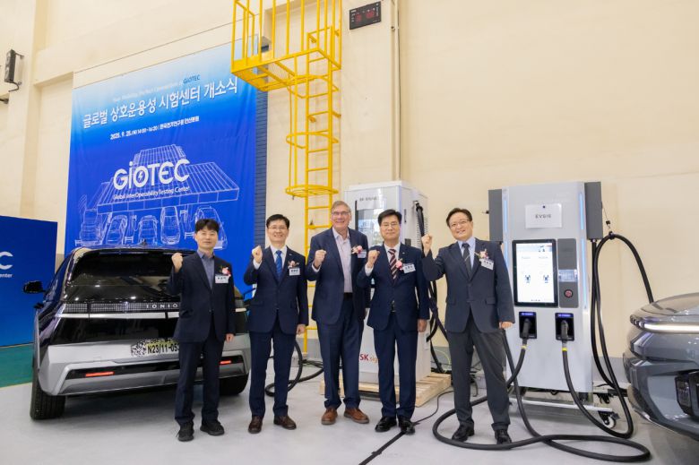 허남석(왼쪽부터) 안산시 부시장, 김남균 KERI 원장, EVgo Keith Beckstead 연구소장, 김영식 NST 이사장, 이승석 현대차 상무가 GiOTEC 개소식 기념 촬영을 하고 있다.[KERI 제공]