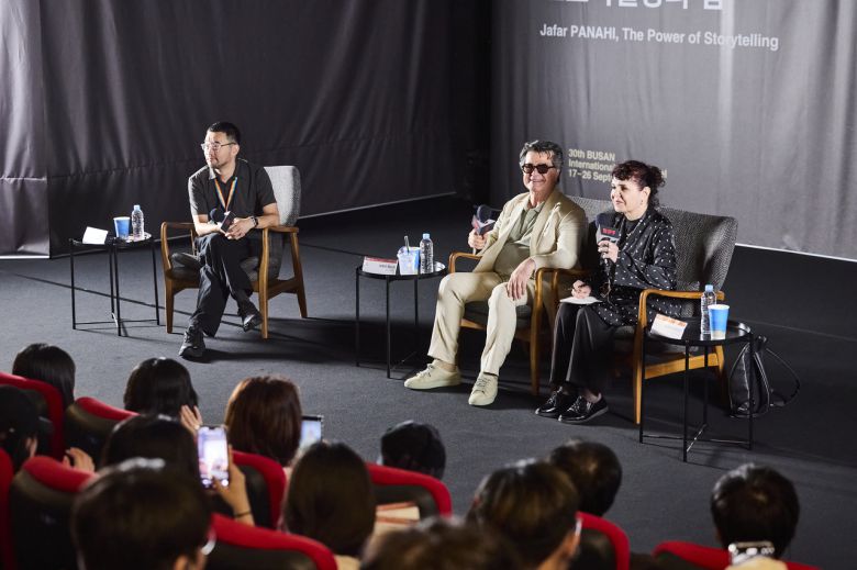 이란 거장 자파르 파나히가 부산국제영화제 마스터클래스에서 관객들과 대화를 나누고 있다. [부산국제영화제 제공]