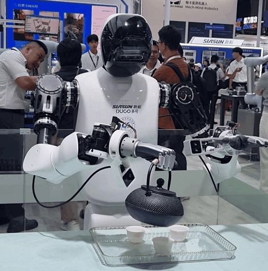 중국 시아순(Siasun) 그룹의 자회사 두코(Duco) 부스에서 휴머노이드 로봇 MR73A가 주전자에 담긴 물을 찻잔에 따르고 있다.  김영철 기자