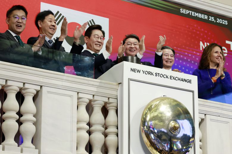 이재명 대통령이 25일(현지시간) 미국 뉴욕 증권거래소에서 개장을 알리는 버튼을 누른 뒤 박수를 치고 있다. 왼쪽부터 김남준 대통령실 제1부속실장, 구윤철 경제부총리 겸 기획재정부 장관, 이 대통령, 이억원 금융위원장, 김용범 정책실장, 린 마틴 뉴욕 증권거래소 회장. [연합]