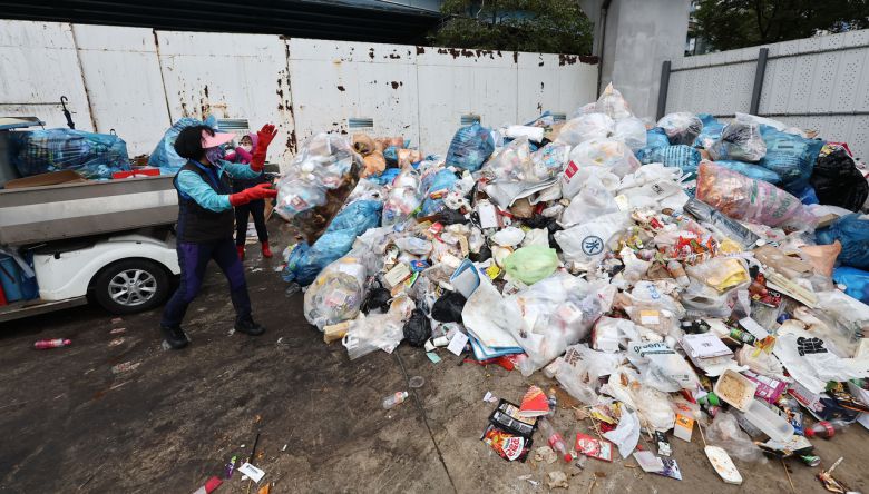 2024년 서울세계불꽃축제가 열린 다음날인 10월 6일 오전 서울 원효대교 아래 쓰레기 집하장에 전날 관람객들이 버리고 간 쓰레기들이 모여 있다. [연합]